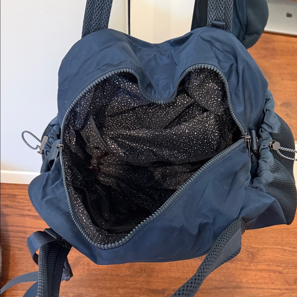 lululemon athletica navy blue gym bag - Picture 4 of 5